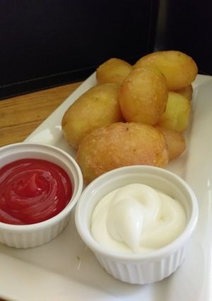 Una foto de Papas doradas con cáscaras al pelo
