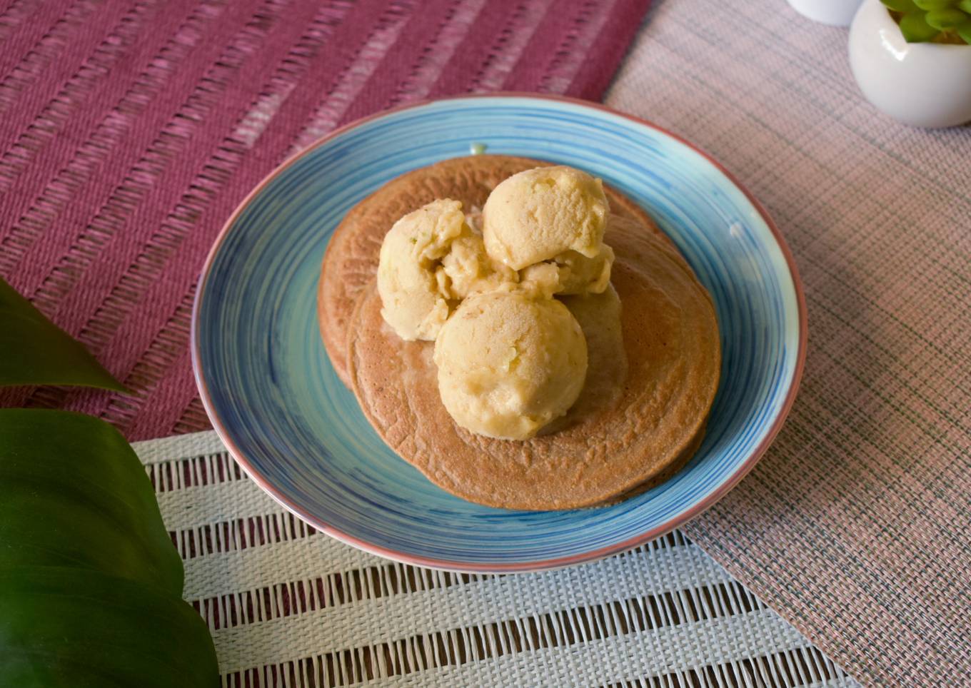 Tortitas fit de avena y cacao puro con helado de piña sin azúcar