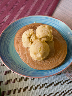 Una foto de Tortitas fit de avena y cacao puro con helado de piña sin azúcar
