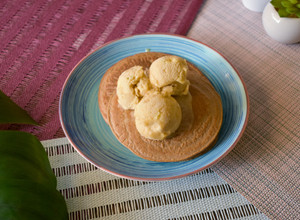 Foto principal de Tortitas fit de avena y cacao puro con helado de piña sin azúcar