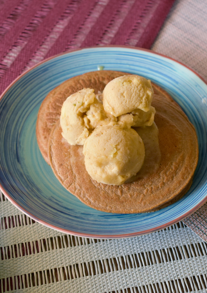 Una foto de Tortitas fit de avena y cacao puro con helado de piña sin azúcar