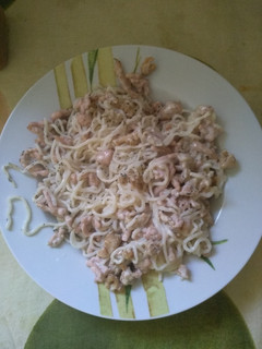 Una foto de Espaguetis konjac con salsa de queso light