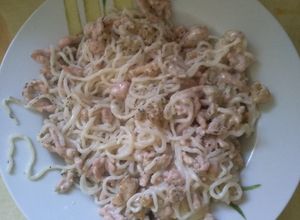 Foto principal de Espaguetis konjac con salsa de queso light