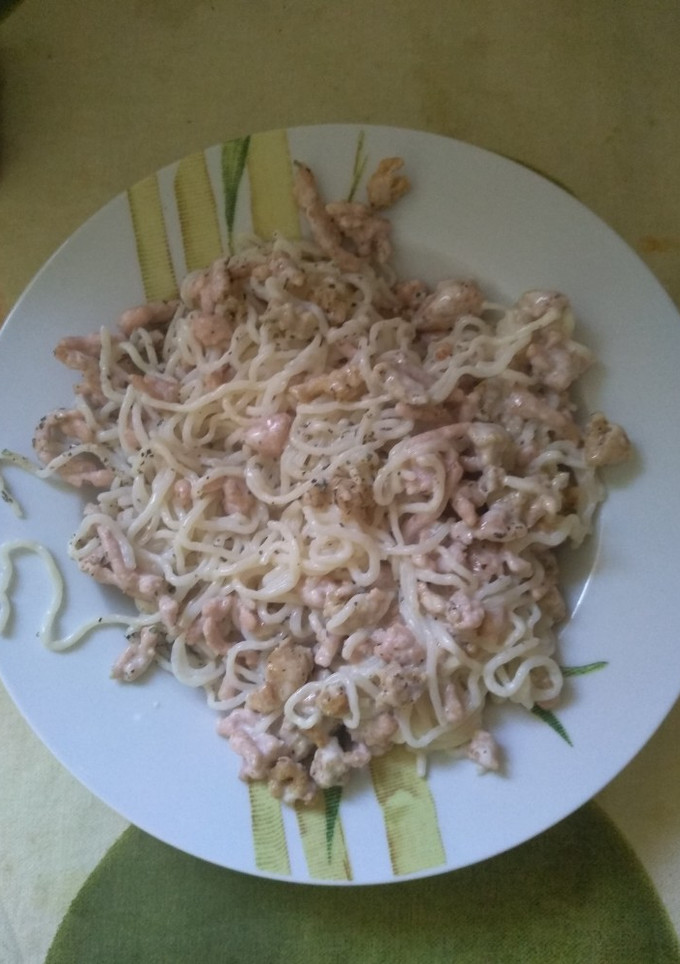 Una foto de Espaguetis konjac con salsa de queso light