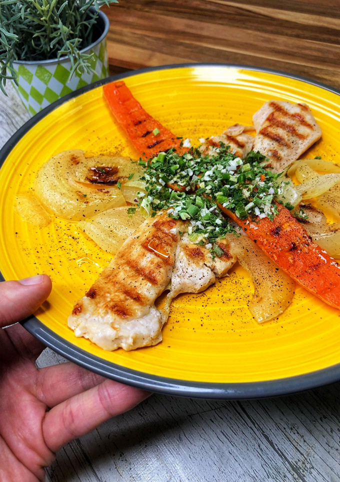 Una foto de Pavo con verduras al grill de Lékué en microondas