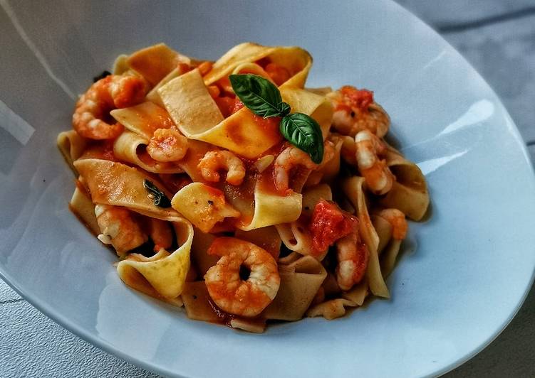 Simple Way to Make Any-night-of-the-week Spicy Prawn Linguine