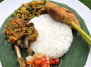Foto resep Nasi Bali (bebek betutu, sate lilit ayam, lawar kacang panjang)