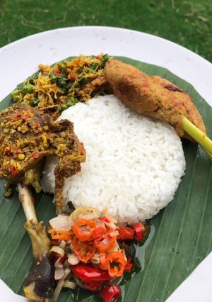 Foto resep Nasi Bali (bebek betutu, sate lilit ayam, lawar kacang panjang)