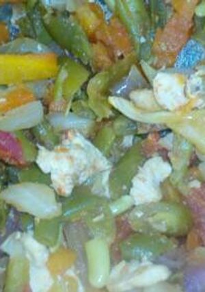 Una foto de Pollo con verduras