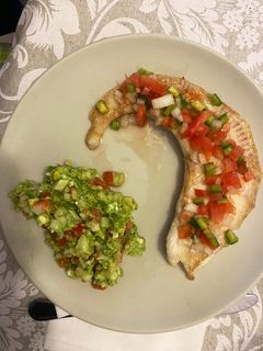 Una foto de Gallo con pico de gallo y ensalada de aguacate
