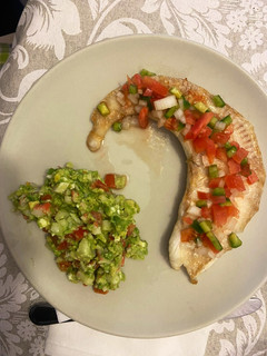 Una foto de Gallo con pico de gallo y ensalada de aguacate