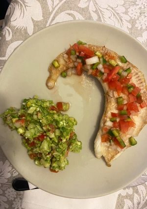 Una foto de Gallo con pico de gallo y ensalada de aguacate