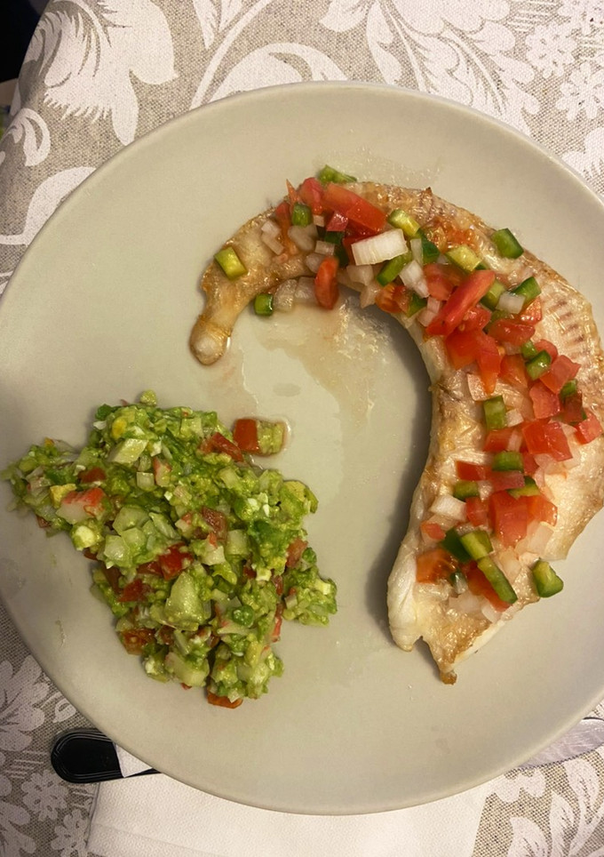 Una foto de Gallo con pico de gallo y ensalada de aguacate