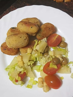 Una foto de Croquetas de pollo asado, jamón york y queso