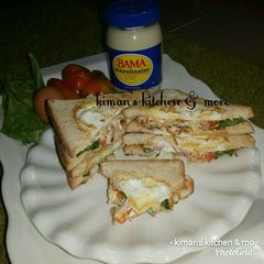 A picture of Egg in a hole sandwich.