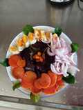 Ensalada acompañada de hojas de batata y espinacas bebys