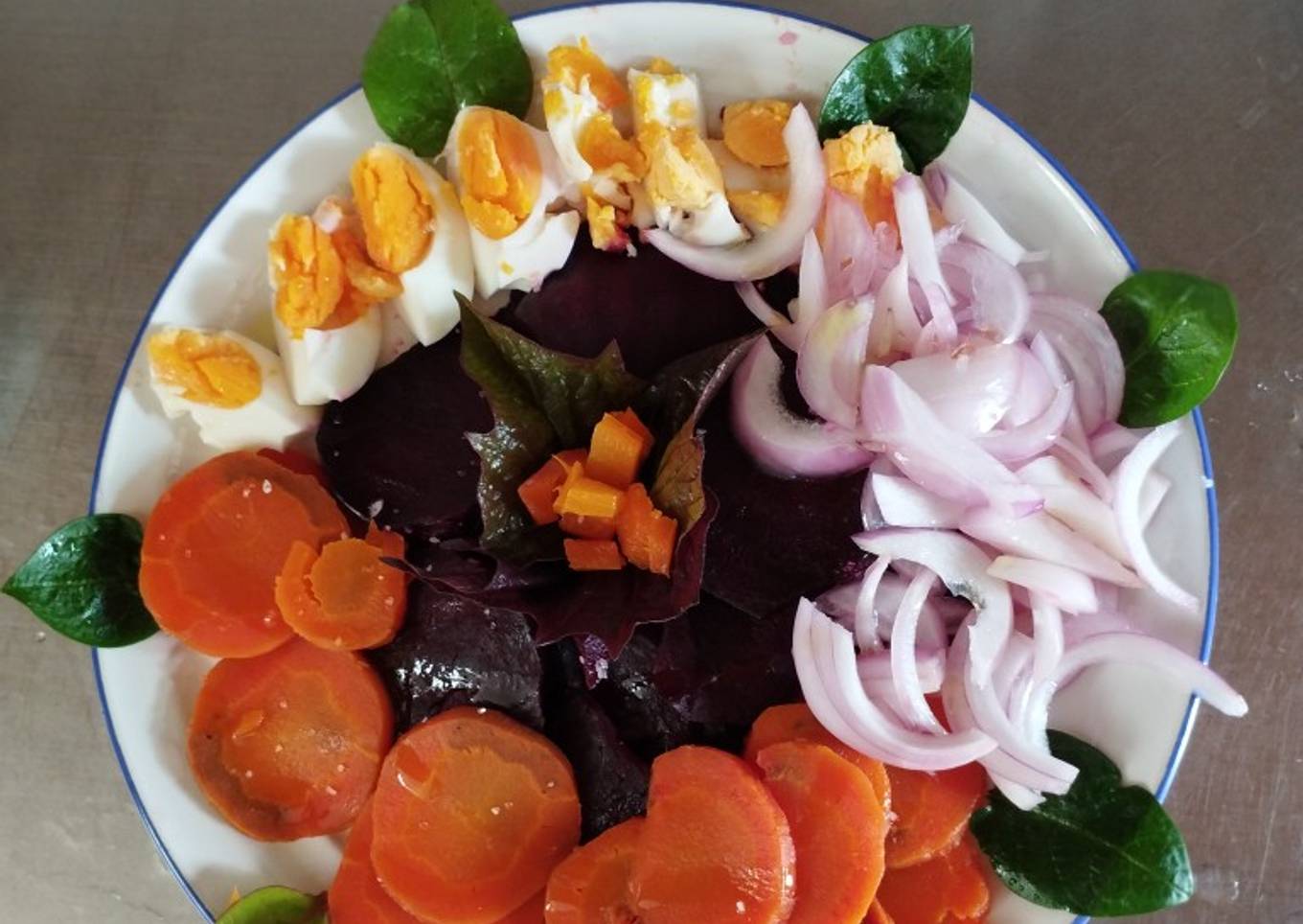 Ensalada acompañada de hojas de batata y espinacas bebys