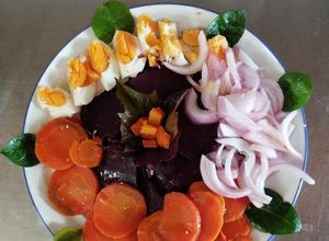 Una foto de Ensalada acompañada de hojas de batata y espinacas bebys