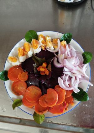 Una foto de Ensalada acompañada de hojas de batata y espinacas bebys