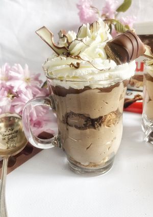 Une photo de Tiramisu au kinder Bueno ultra gourmand
