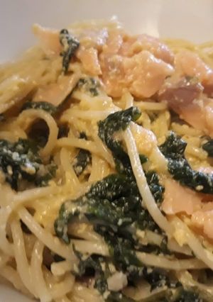 Spenótos, lazacos spagetti recept fotója