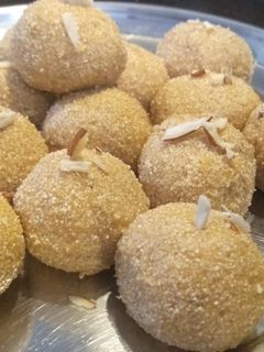 रवा बेसन लड्डू (Rava Besan Laddu recipe in hindi) रेसिपी मुख्य फोटो