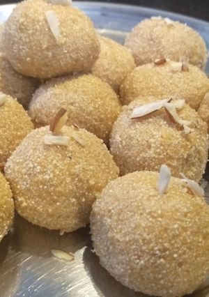 रवा बेसन लड्डू (Rava Besan Laddu recipe in hindi) रेसिपी मुख्य फोटो