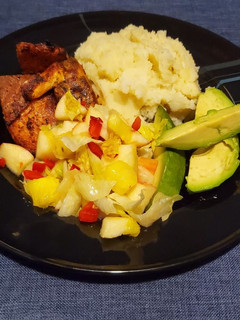 Una foto de Salmón, puré de papas, aguacate y ensalada🇩🇴