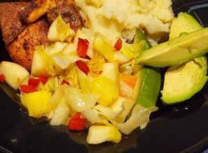 Una foto de Salmón, puré de papas, aguacate y ensalada🇩🇴