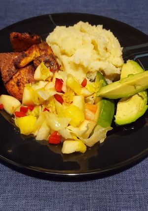 Una foto de Salmón, puré de papas, aguacate y ensalada🇩🇴