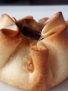 Una foto de Saquitos de queso y cebolla caramelizada