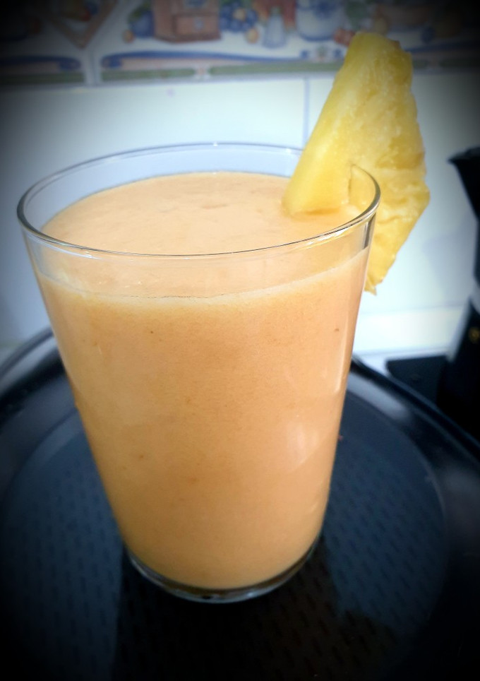 Una foto de 🍍Smoothie de piña y Papaya🍍