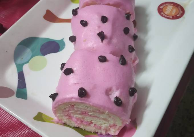 Strawberry swiss roll