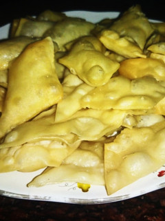 नमक पारे (namak pare recipe in Hindi) रेसिपी मुख्य फोटो