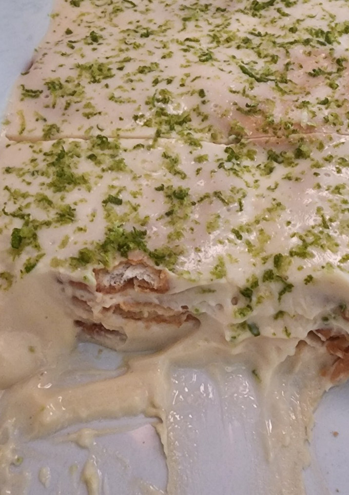 Una foto de Postre de galletas marías y crema de limón 🍋 (carlota)