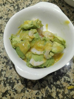Una foto de Bol de aguacate con gambas
