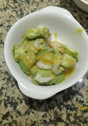 Una foto de Bol de aguacate con gambas
