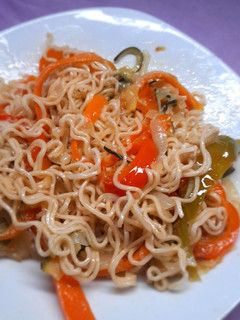 Una foto de Fideos Mie Asli con verduras
