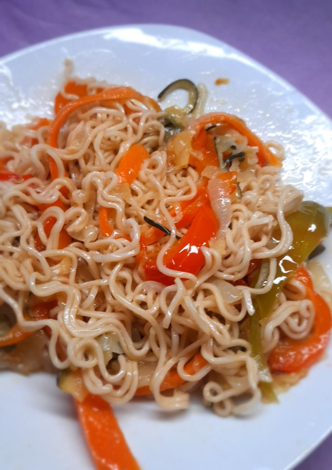 Una foto de Fideos Mie Asli con verduras