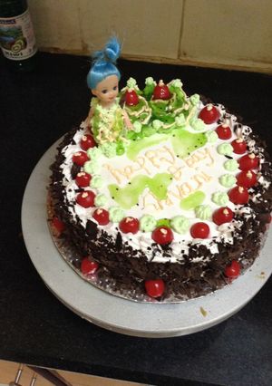 A picture of Kiwi fruit black forest.