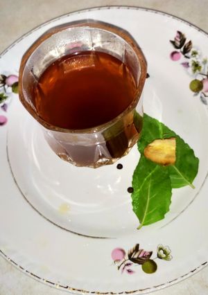तुलसी अदरक हर्बल काढ़ा (Tulsi Adrak Herbal kadha recipe in Hindi) रेसिपी मुख्य फोटो