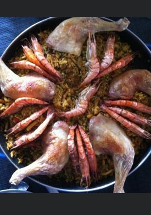 Une photo de Paella poulet et fruits de mer