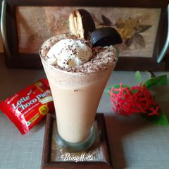 A picture of Chocopie Milkshake with Icecream.
