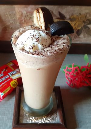 A picture of Chocopie Milkshake with Icecream.