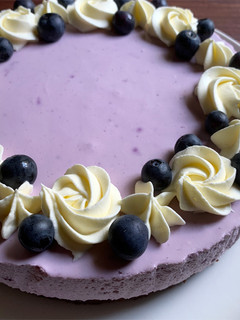 A picture of No-Bake Blueberry & Yoghurt Cheesecake.
