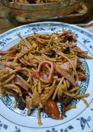 Una foto de Pasta con jamón, hongos y cherry