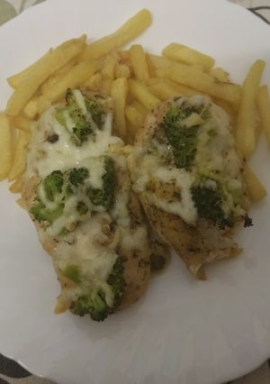 Gombás brokkolis sajtos csirkemell recept fotója
