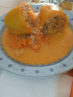 Una foto de Pimientos amarillos rellenos estilo ruso