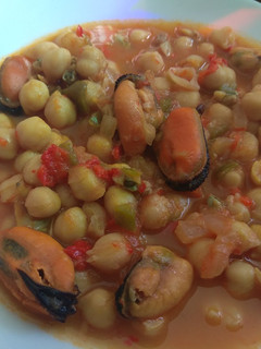Una foto de Garbanzos con mejillones y gambas