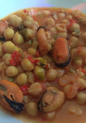 Una foto de Garbanzos con mejillones y gambas